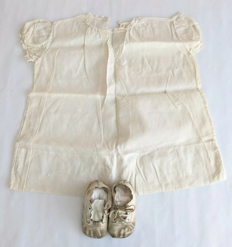 Antiguo vestido de bebé de algodón, vestido simple cosido a mano, además de zapatos de cuero Foto 1 de 4