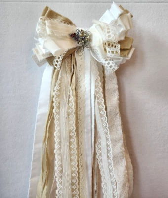 Lazo de encaje de tela en mal estado, lazo de trapo con borlas rústicas y acento de joya Foto 1 de 4