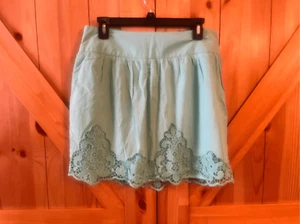 Maurices green size medium skirt lined scalloped lace flower design NWT (3605) - Picture 1 of 4
