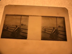 L1-64 ILFORD ALPHA LATERNE TELLER / SLIDE - 2 FRAUEN AUF BANK AM OZEAN 1925 - Bild 1 von 2