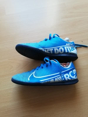 NIKE mercurial Vapor Hallenschuhe, Gr. 38,5, UK 6Y, hellblau, blau Fußball - Bild 1 von 4