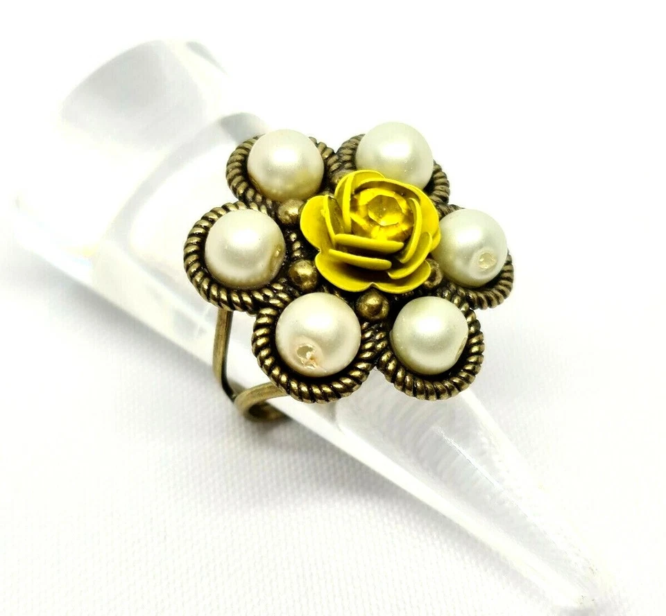 Precioso anillo de flores amarillas con incrustaciones de flores brillantes de Michal Negrin. Foto 1 de 4