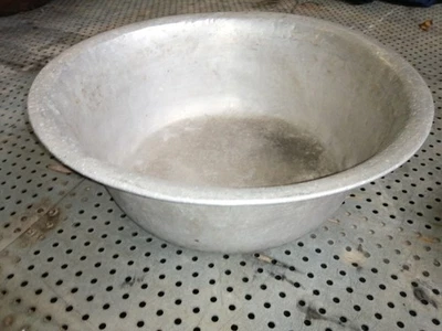 Vintage Aluminum 40cm Large Wash Basin 5.5" Deep garden decor antique cottage - Image 1 of 4