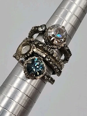 Anillo ancho Sorrelli tono plata estrás multi banda - talla 6,5 Foto 1 de 4