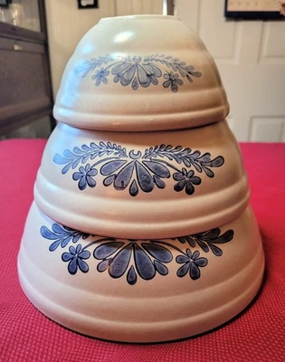 3 tigelas de mistura Pfaltzgraff *YORKTOWNE* grés NESTING 10" 460, 8" 458, 6" 456 - Imagem 1 de 4