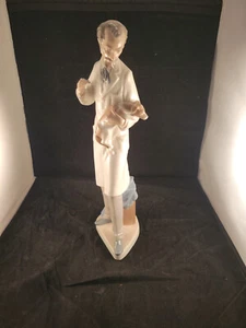 Lladro Veterinarian Injecting Puppy Porcelain Figurine #4825 Retired MINT COND - Picture 1 of 8