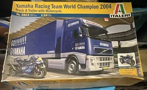 Italeri 1/24 Go! Camión y remolque de carreras Yamaha con motocicleta 3823 nuevo - Imagen 1 de 8