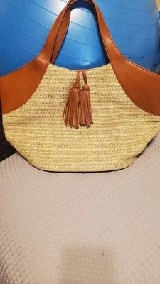 Monedero/tote de rafia Sole Society que en muy buen estado Foto 1 de 4