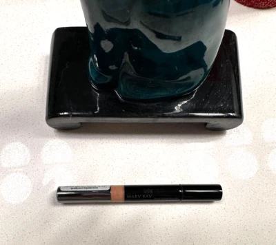 Mary Kay Facial Highlighting Pen Shade 3 New In Box 019031 - Image 1 of 4