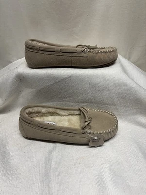 Minnetonka Moccasin Shoes Womens Size 6M Suede Faux Fur Slippers 40525 Ivory New - Image 1 of 4