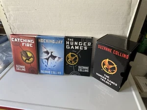 The Hunger Games Trilogy First 1st Edition HCDJ 3 Volumes in Slipcase Near Mint - Foto 1 di 11