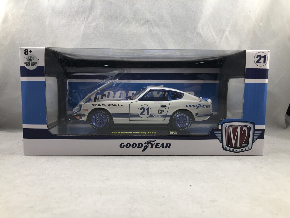 M2チェイス 1/64 ダットサン クリスマス仕様 2台セット
