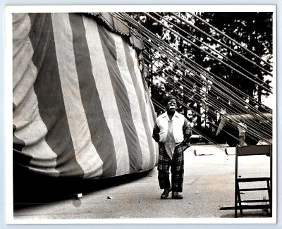 Грустный клоун большой верхний цирк палатка откровенное фото Роберт ДеМилт фотография 8 x 10» c1983 - Изображение 1 из 2