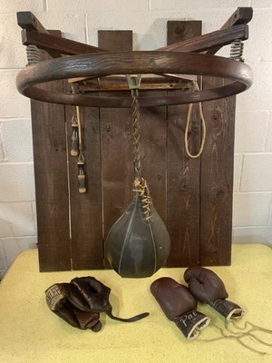 Antiguo marco de borde de madera con guantes Spalding Speedbag arnés y cuerda para saltar Foto 1 de 4