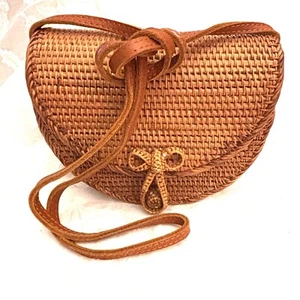 Bandolera de mimbre de ratán con correa de cuero marrón - Imagen 1 de 10