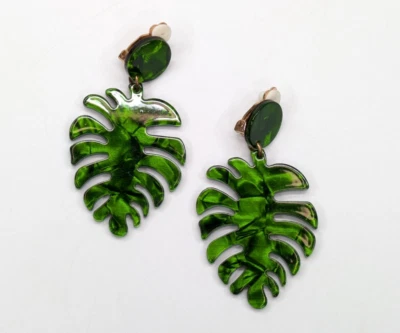 Pendientes de clip de playa de verano de hoja de palma gruesa de acrílico verde de 2,25" de largo Foto 1 de 4