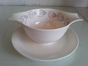 Homer Laughlin Debutante Gris Laurel Gravy Boat con Placa Base Hojas Bayas Rojas - Imagen 1 de 9