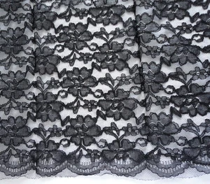 "Tela clara de encaje negro nailon de polietileno con contorno bordado sobre flores 66"" x 60" - Imagen 1 de 1