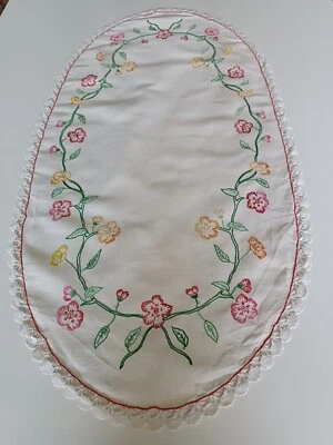 Centre de table ovale en lin avec broderie fait main XXème - Photo 1/4