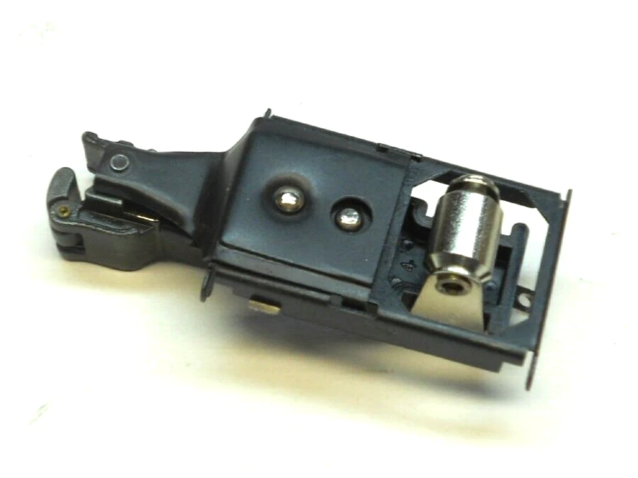 481-10 Lionel Base Plate, Coupler & Roller Assembly - Image 1 of 1