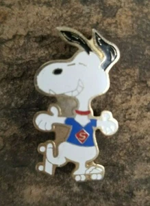 SNOOPY Grinning Super Hero Skates Souvenir Charlie Brown Lapel Hat Pin Peanuts - Picture 1 of 3