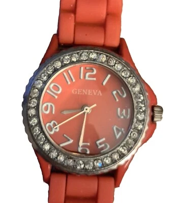 Reloj Geneva Mujer 9", Banda Roja y Esfera Batería Nueva  Foto 1 de 4