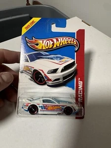 Hot Wheels '13 Ford Mustang GT - 2013 New Model - HW Racing - 106/250 - Picture 1 of 2