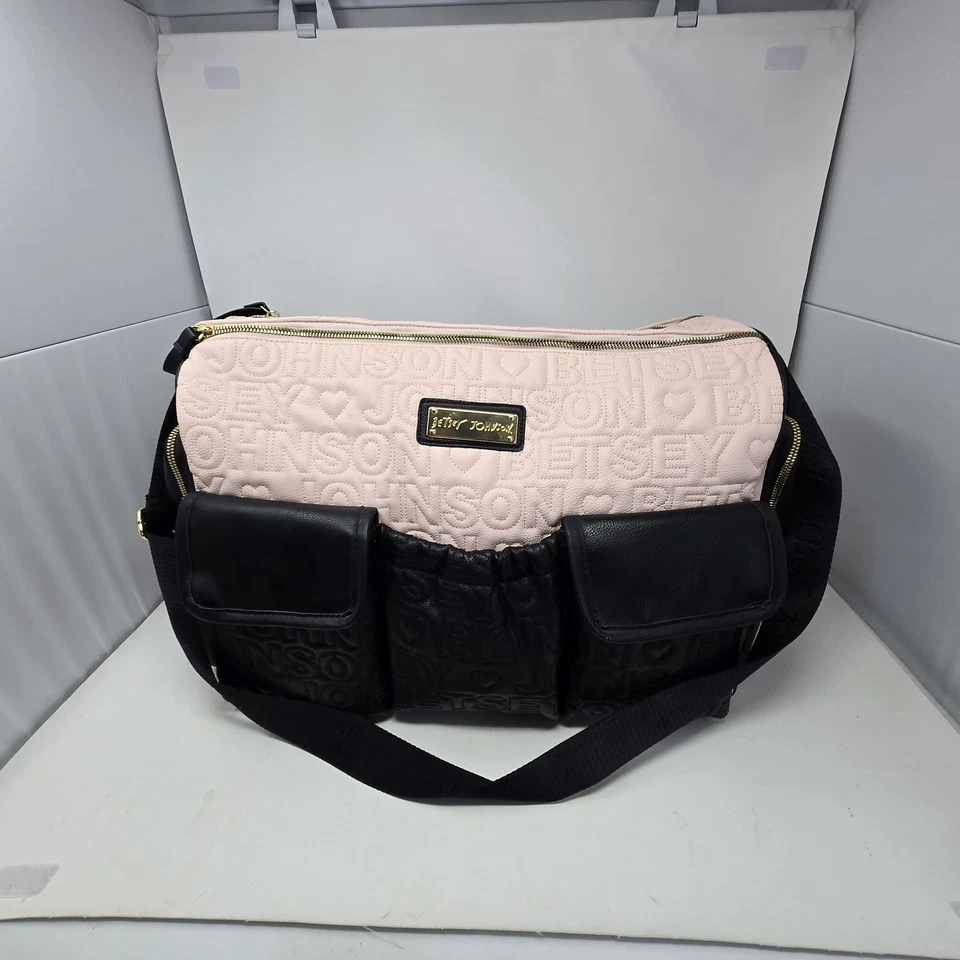 Большая дорожная сумка для детских подгузников BETSEY JOHNSON 16 x 12 дюймов розовая и черная стеганая  - Изображение 1 из 4
