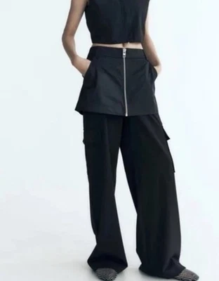 Pantalones cargo Zara con falda talla pequeña negros con cremallera expuesta pierna ancha Foto 1 de 4