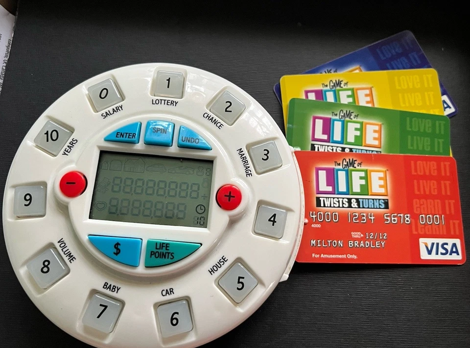 The Game of Life Twists & Turns Repuesto LIFEPod Con Las 4 Cartas de Juego Funciona Foto 1 de 2