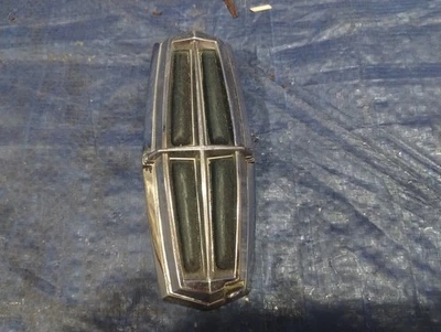 Lincoln Mark V 1979 serie de coleccionistas bloqueo aleta deslizante emblema OEM raro azul Foto 1 de 4