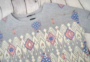 Top para mujer Miss Me manga larga Henley cuello redondo TALLA PEQUEÑA gris/azteca - Imagen 1 de 7