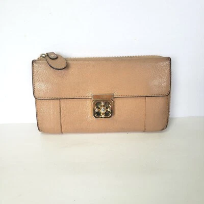Cartera sin asas Chloe Elsie de cuero con cremallera larga Turnlock beige tostado grande continental Foto 1 de 4