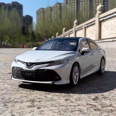 Original 1:18 8th generation Toyota Camry 2018 sedan alloy car model collection - Image 1 of 4