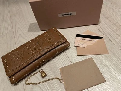 【極美品】 Cartera larga con tachuelas Miumiu Foto 1 de 4