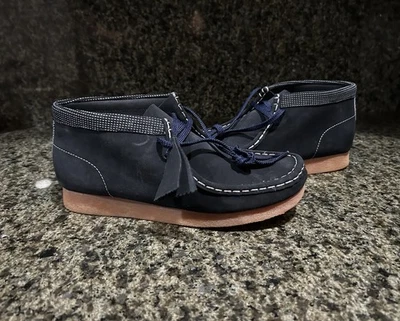 NUEVA Bota Clarks Niños Wallabee Mayor Azul Marino Medio Chukka Combinación Talla 5.5 Foto 1 de 4