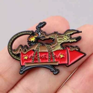 Wile E Coyote on Firework Looney Tunes Merrie Melodies TV Dibujos animados pin insignia - Imagen 1 de 2