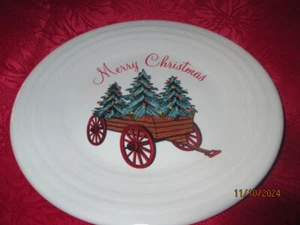 Fiesta Ware WEIHNACHTEN Belk exklusiver Feiertagswagen Bäume Mittagessen Teller Neu mit Etikett USA - Bild 1 von 3