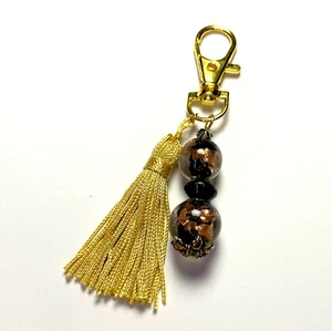Bijou de sac doré Pompon à fil rayonne couleur vanille et perles en verre - Imagen 1 de 2