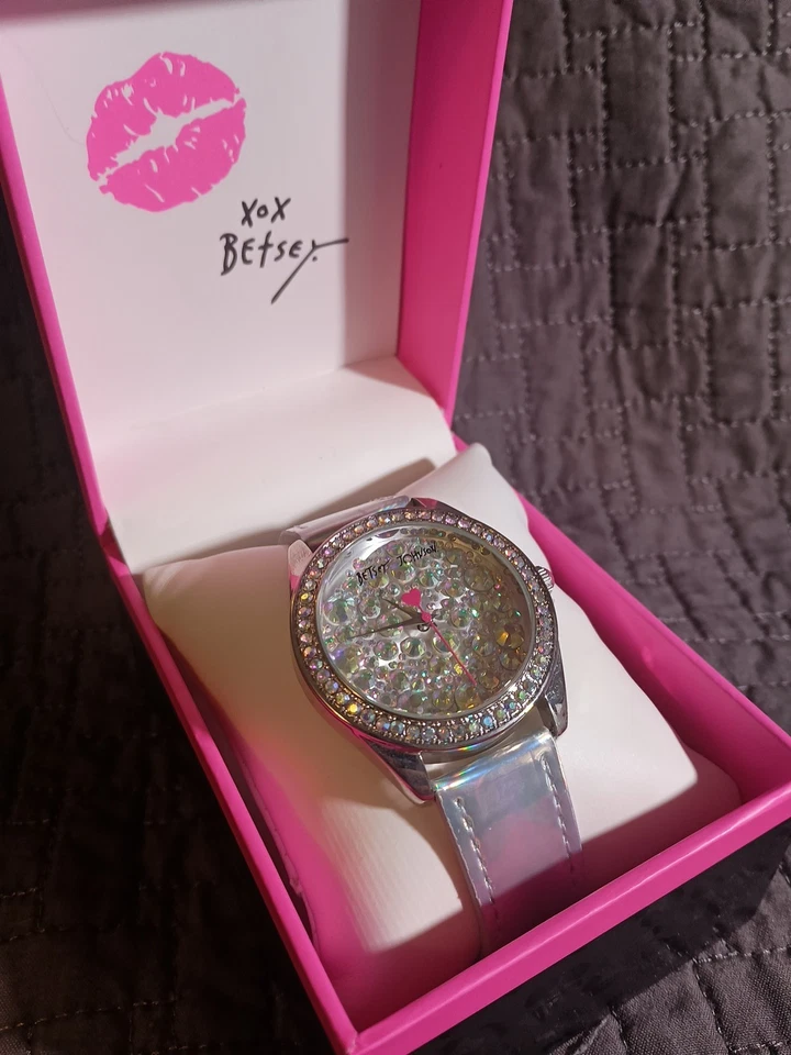 Reloj Betsey Johnson Correa Holográfica Plateada Cara Cristal Iridiscente Nuevo en Caja Foto 1 de 4