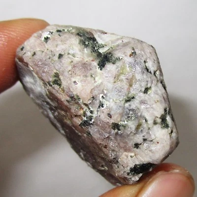 100% Natural Ruby Corundum Rough 196.65 Ct Loose Gemstone With Free Gift - Image 1 of 4