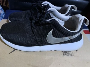 Nike Roshe Run Trainers Shoes Black White Size UK4.5 kids youth girls 599728-021 - Picture 1 of 9