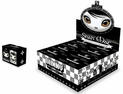 Kidrobot Shah Mat Dunny Chess Series by Otto BJORNIK 16 Figures Display Case