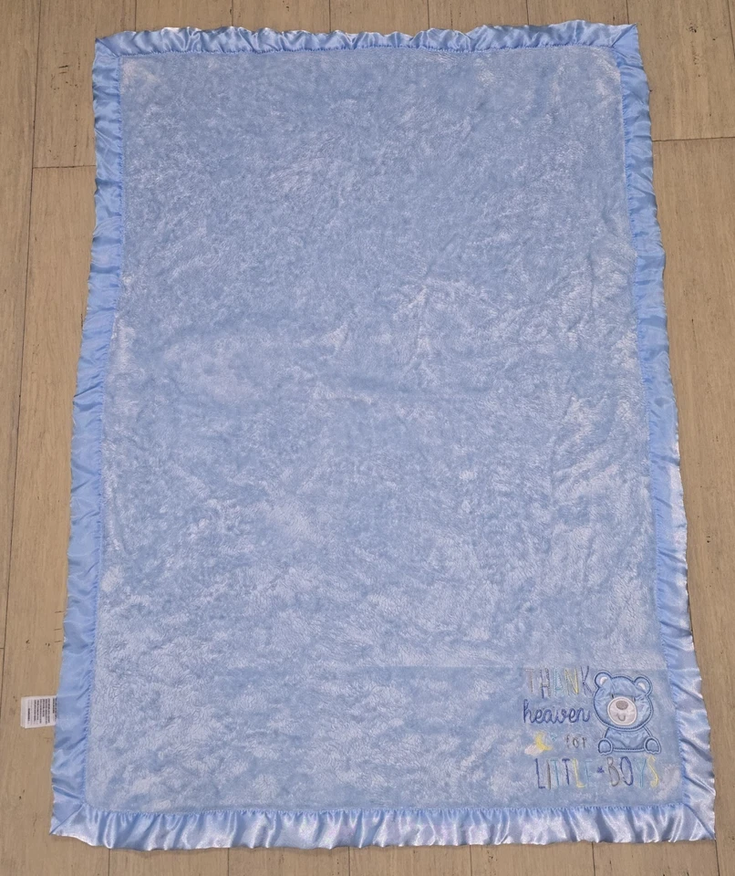 Cobertor Baby Essentials acabamento acetinado menino lance ursinho de pelúcia bordado graças aos céus - Imagem 1 de 4