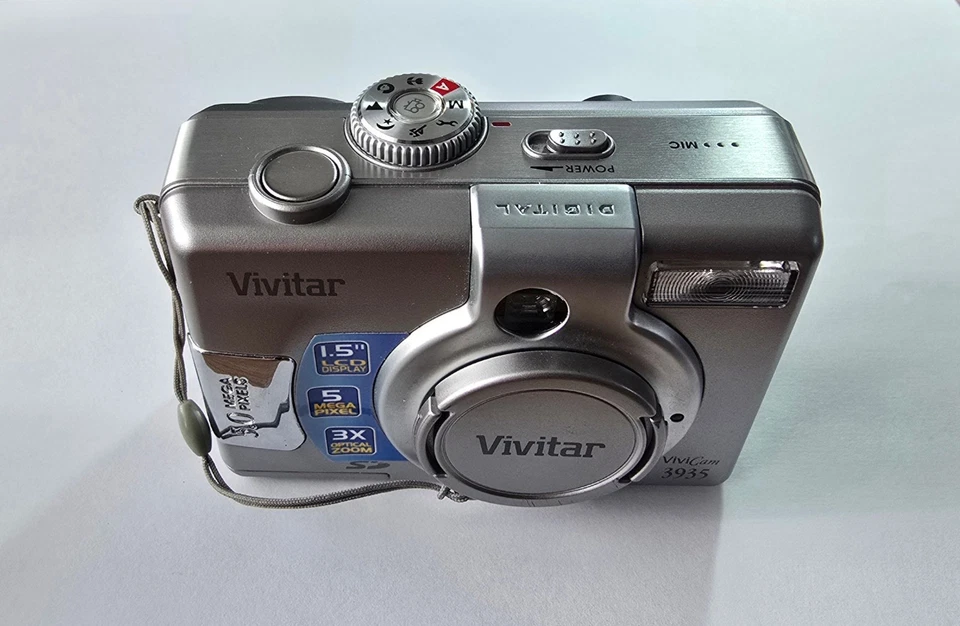 VIVITAR VIVICAM 3935 5.0MP DIGITAL CAMERA - Image 1 of 4