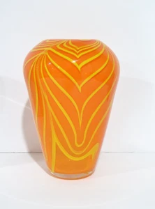 Kunstglas orange mit gelber gezogener Feder 7" Vase - Bild 1 von 4