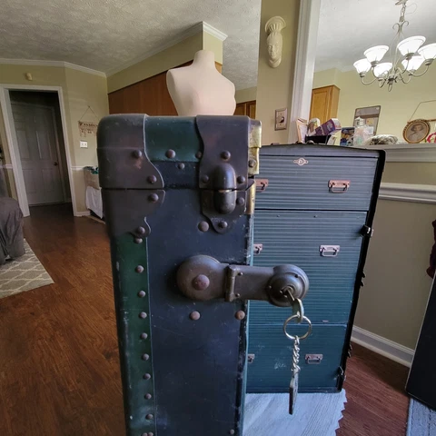 Antigue Neverbreak Steamer Trunk Early 1900's With Hangers & Key Green Cover