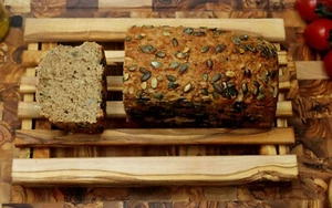 Tablero de Madera de Olivo con Compartimento para Migas Integrado – 32 cm, Hecho a Mano - Imagen 1 de 4