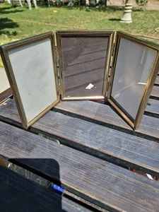 CORNICE PORTAFOTO MCM vintage ottone tripiega 4,5 x 3,5 cornice incernierata metà secolo - Foto 1 di 3