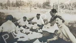 Vtg Antique Photo of Family Picnic in Field 1910s Men & Women - Iowa - Mustache - Imagen 1 de 3